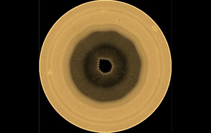 Comparso un enorme decagono nel polo sud di Saturno