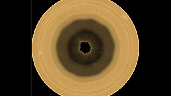 Comparso un enorme decagono nel polo sud di Saturno