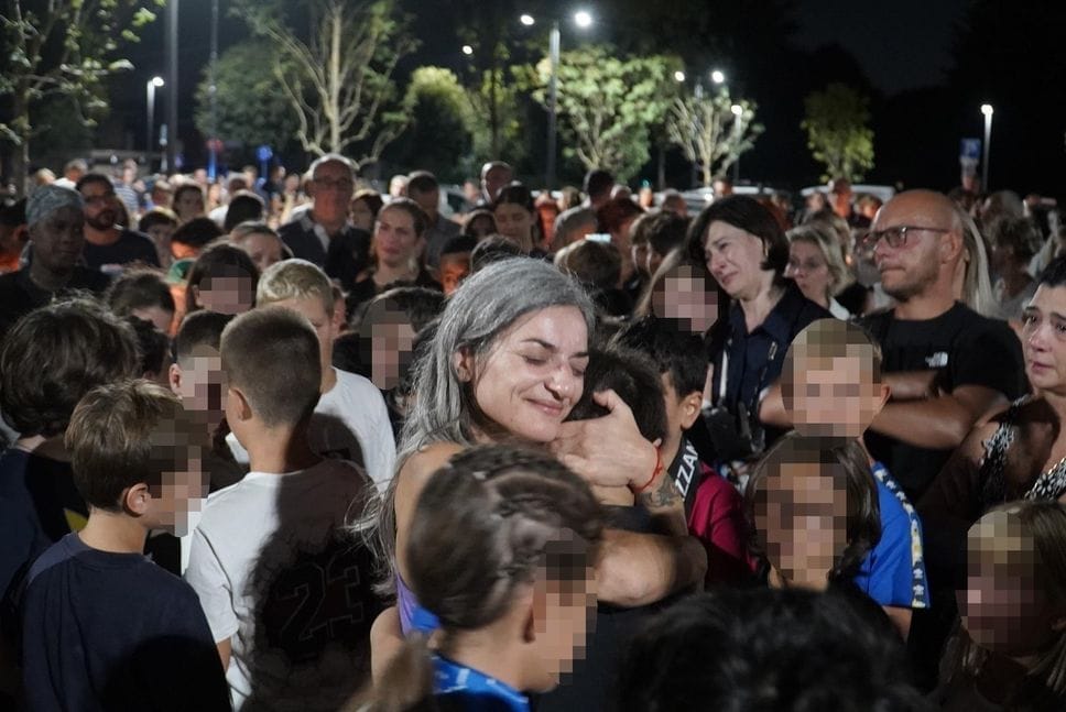 In oltre 300 alla fiaccolata per Tommaso. È il giorno dell’ultimo saluto, lutto cittadino ad Azzano