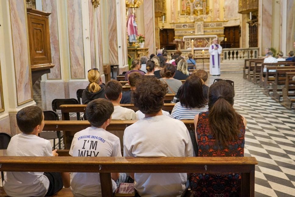 In oltre 300 alla fiaccolata per Tommaso. È il giorno dell’ultimo saluto, lutto cittadino ad Azzano