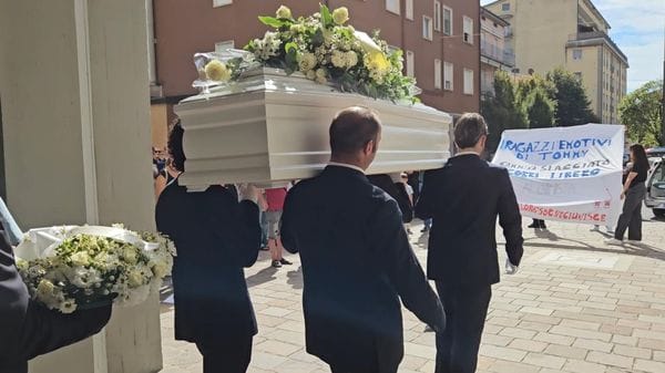 In oltre 300 alla fiaccolata per Tommaso. È il giorno dell’ultimo saluto, lutto cittadino ad Azzano