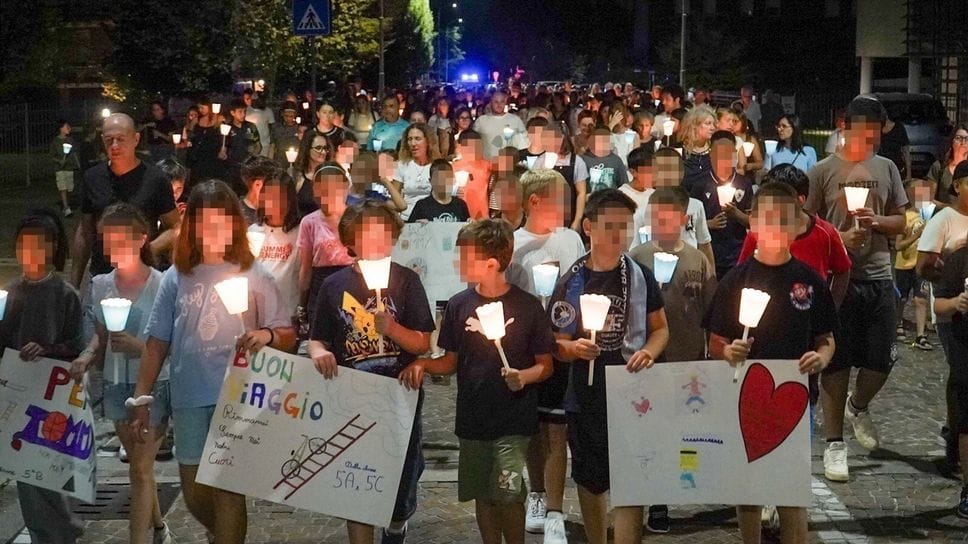 In oltre 300 alla fiaccolata per Tommaso. È il giorno dell’ultimo saluto, lutto cittadino ad Azzano