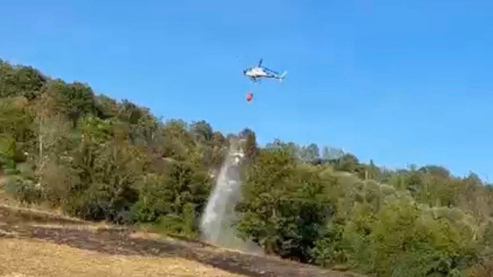 Incendio boschivo a Zandobbio, fiamme domate con l’elicottero