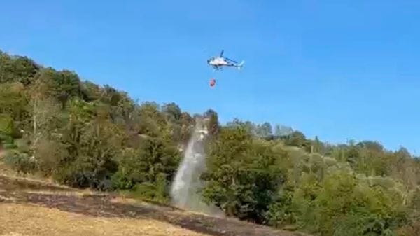 Incendio boschivo a Zandobbio, fiamme domate con l’elicottero