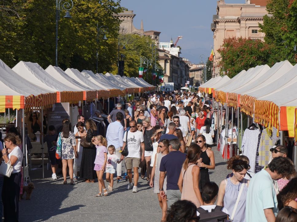 Bergamo, in 10mila tra Strabergamo e StraAlpini. Pienone anche allo Sbarazzo - Foto e video