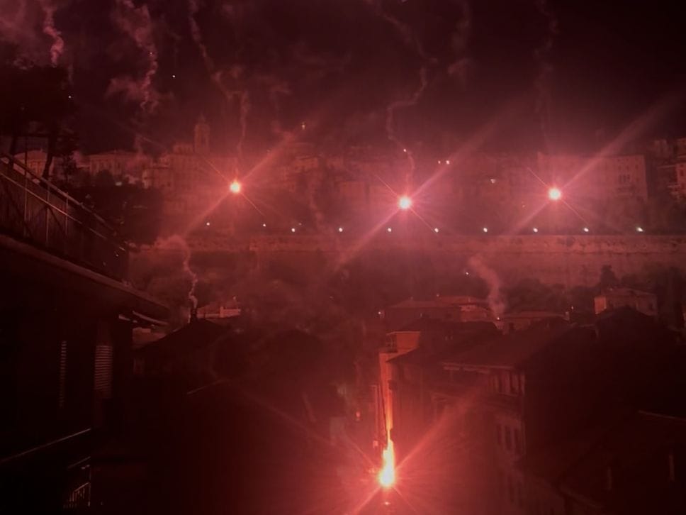 Bergamo, nella notte fuochi d’artificio e rifiuti abbandonati a Porta San Giacomo - Foto