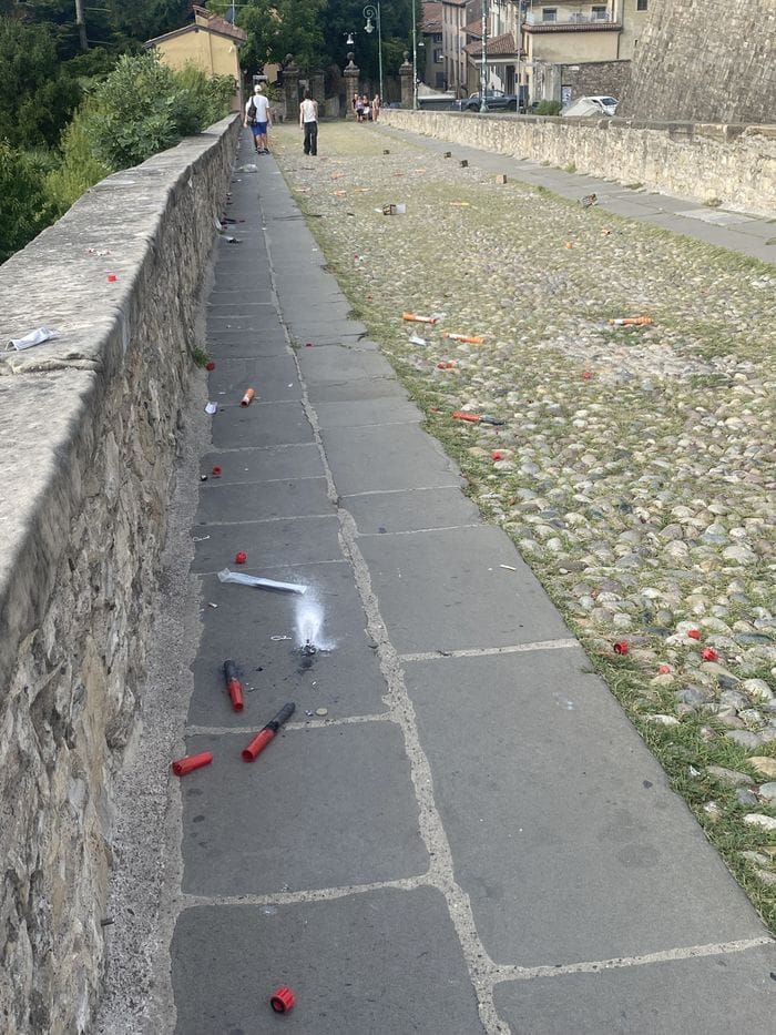 Bergamo, nella notte fuochi d’artificio e rifiuti abbandonati a Porta San Giacomo - Foto
