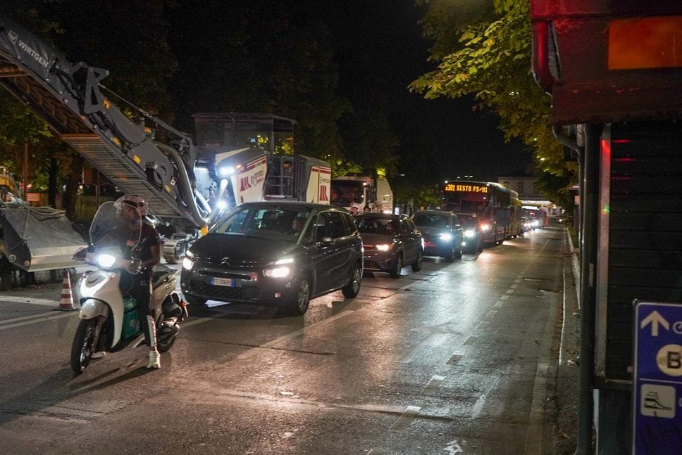 Viale Papa Giovanni a Bergamo, lavori di asfaltatura in notturna