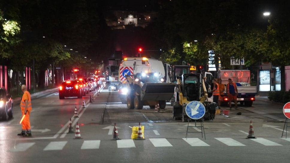 Viale Papa Giovanni a Bergamo, lavori di asfaltatura in notturna
