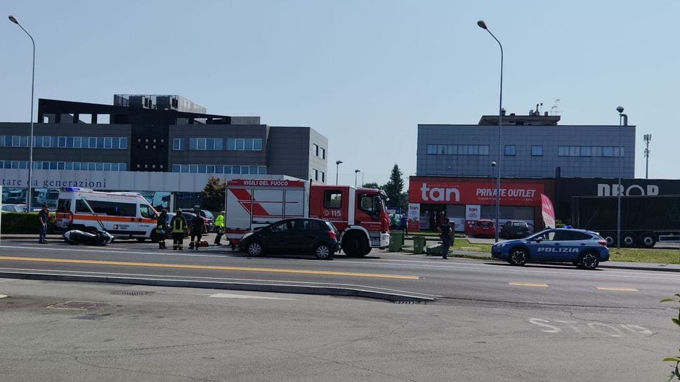 Dalmine, scontro con un camion: motociclista in ospedale
