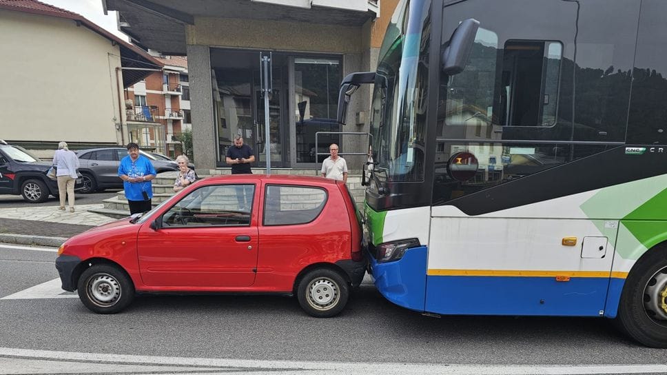 Gazzaniga, per sbaglio mette la retro alla rotonda e urta un bus: nessun ferito