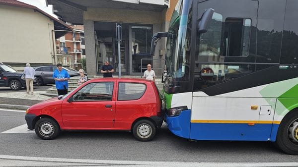 Gazzaniga, per sbaglio mette la retro alla rotonda e urta un bus: nessun ferito