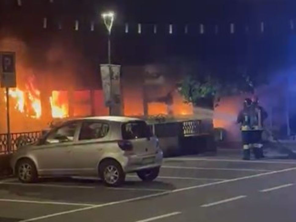 Incendio devasta negozio di biciclette a Zogno: danni per oltre 500mila euro - Foto/Video