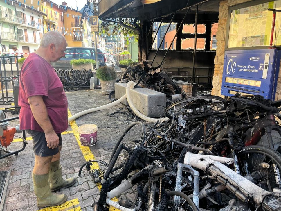 Incendio devasta negozio di biciclette a Zogno: danni per oltre 500mila euro - Foto/Video