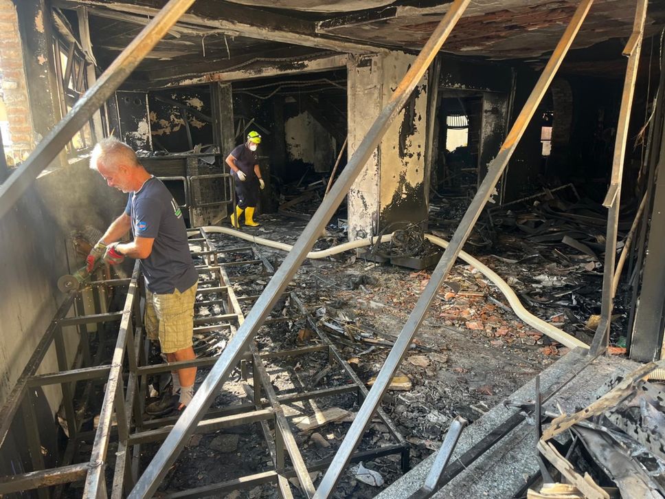 Incendio devasta negozio di biciclette a Zogno: danni per oltre 500mila euro - Foto/Video
