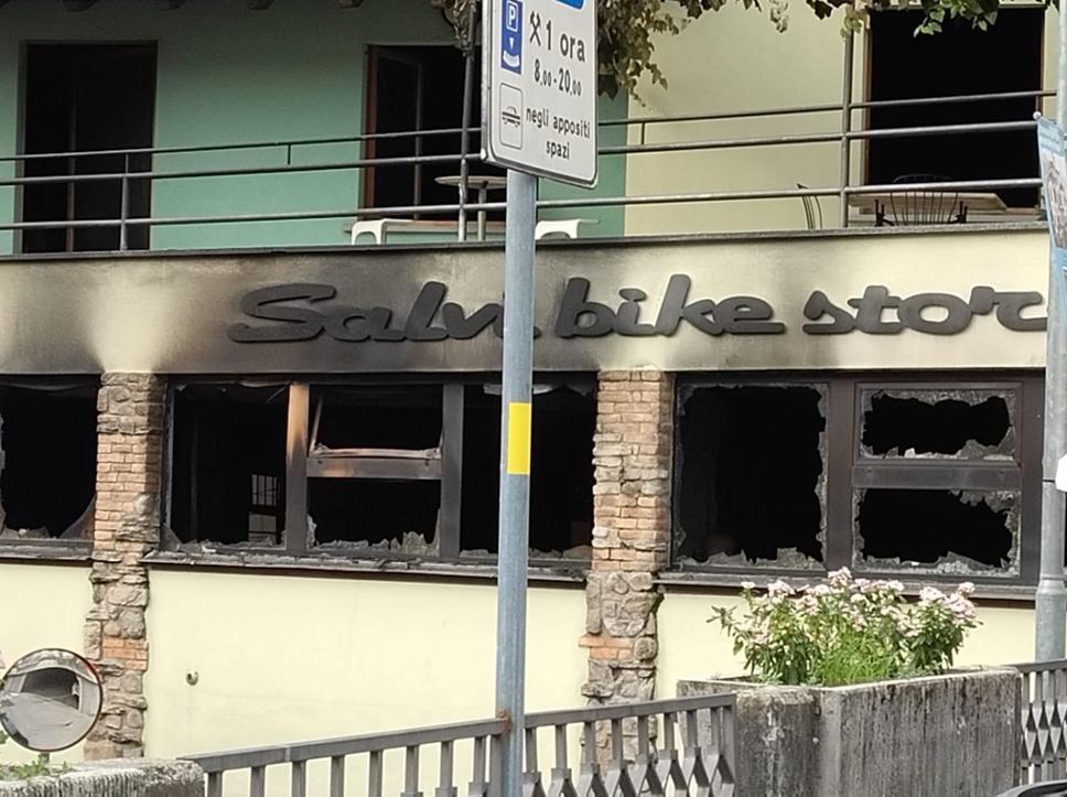 Incendio devasta negozio di biciclette a Zogno: danni per oltre 500mila euro - Foto/Video