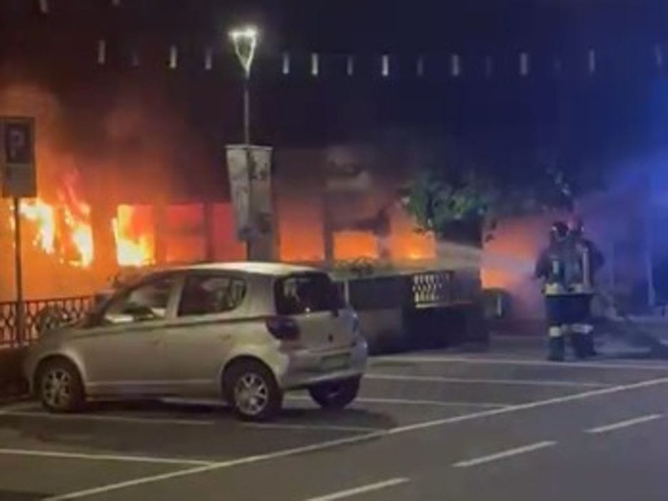 Incendio nella notte devasta un negozio di biciclette a Zogno- Foto/Video