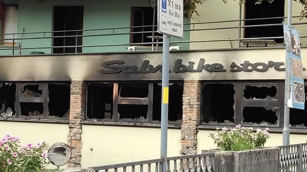 Incendio nella notte devasta un negozio di biciclette a Zogno- Foto/Video