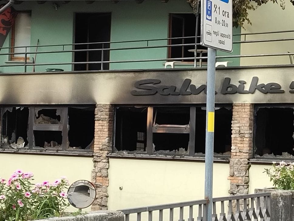 Incendio nella notte devasta un negozio di biciclette a Zogno- Foto/Video