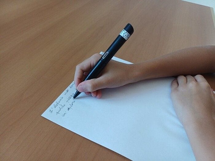 Penna smart aiuta a scoprire i bambini con difficoltà nella scrittura  
