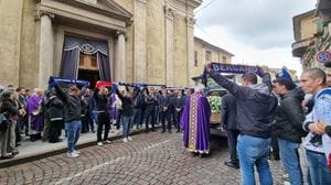 Sciarpe neroazzurre al cielo, silenzio e dolore: l’ultimo saluto a Riccardo Claris, ucciso a Bergamo - Foto e video