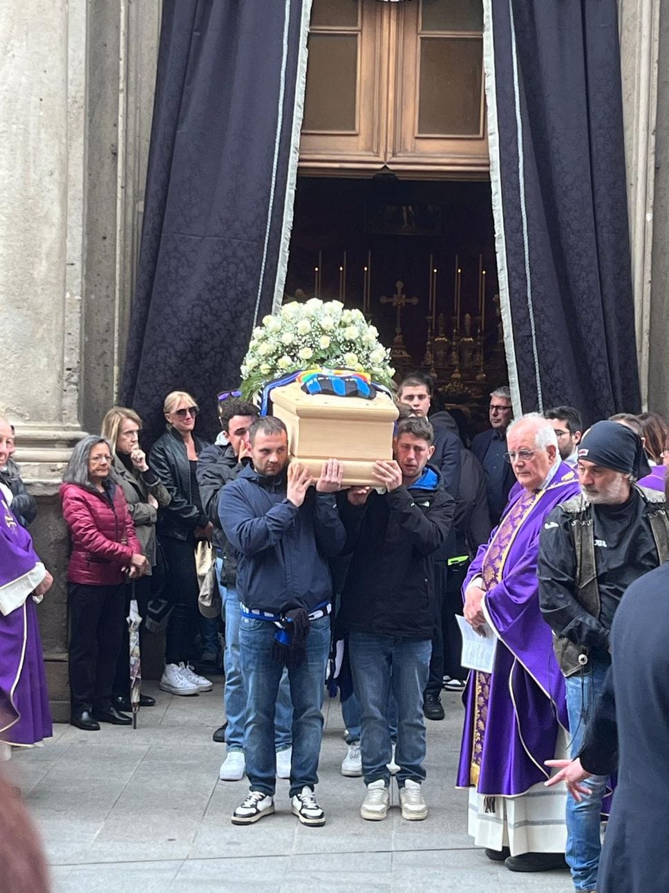 Sciarpe neroazzurre al cielo, silenzio e dolore: l’ultimo saluto a Riccardo Claris, ucciso a Bergamo - Foto e video