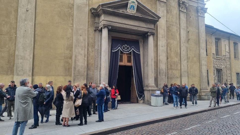 Sciarpe neroazzurre al cielo, silenzio e dolore: l’ultimo saluto a Riccardo Claris, ucciso a Bergamo - Foto e video