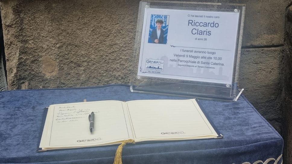 Sciarpe neroazzurre al cielo, silenzio e dolore: l’ultimo saluto a Riccardo Claris, ucciso a Bergamo - Foto e video