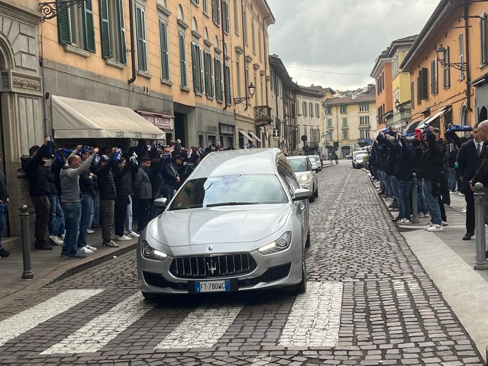Sciarpe neroazzurre al cielo, silenzio e dolore: l’ultimo saluto a Riccardo Claris, ucciso a Bergamo - Foto e video
