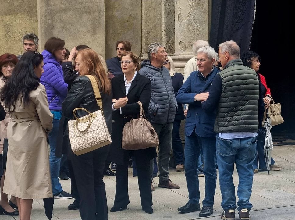 Sciarpe neroazzurre al cielo, silenzio e dolore: l’ultimo saluto a Riccardo Claris, ucciso a Bergamo - Foto e video