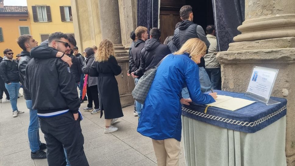 Sciarpe neroazzurre al cielo, silenzio e dolore: l’ultimo saluto a Riccardo Claris, ucciso a Bergamo - Foto e video