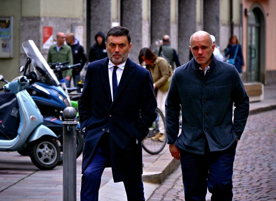 Sciarpe neroazzurre al cielo, silenzio e dolore: l’ultimo saluto a Riccardo Claris, ucciso a Bergamo - Foto e video