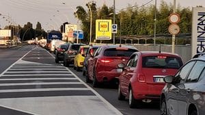 Tornano treni e colonne sul ponte San Michele a Calusco: mezz’ora per superarlo