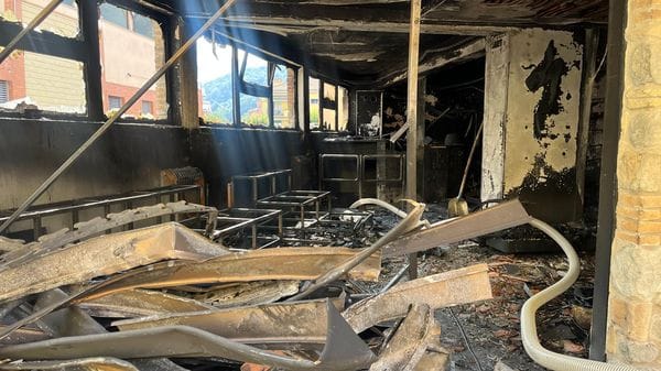 Un incendio devasta il «Salvi Bike Store» di Zogno