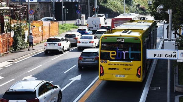 «Via S.Giorgio, ciclisti e pedoni a rischio». Il Comune: riallarghiamo il marciapiede