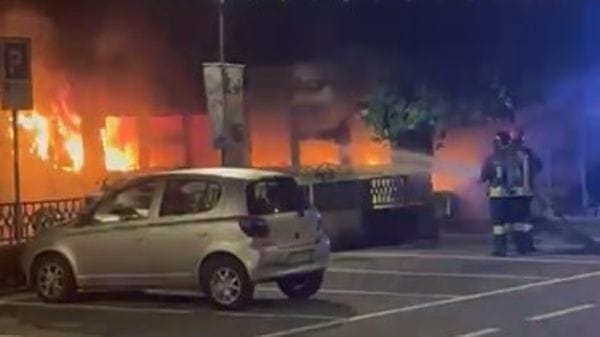 Zogno, nella notte le fiamme distruggono un negozio di biciclette