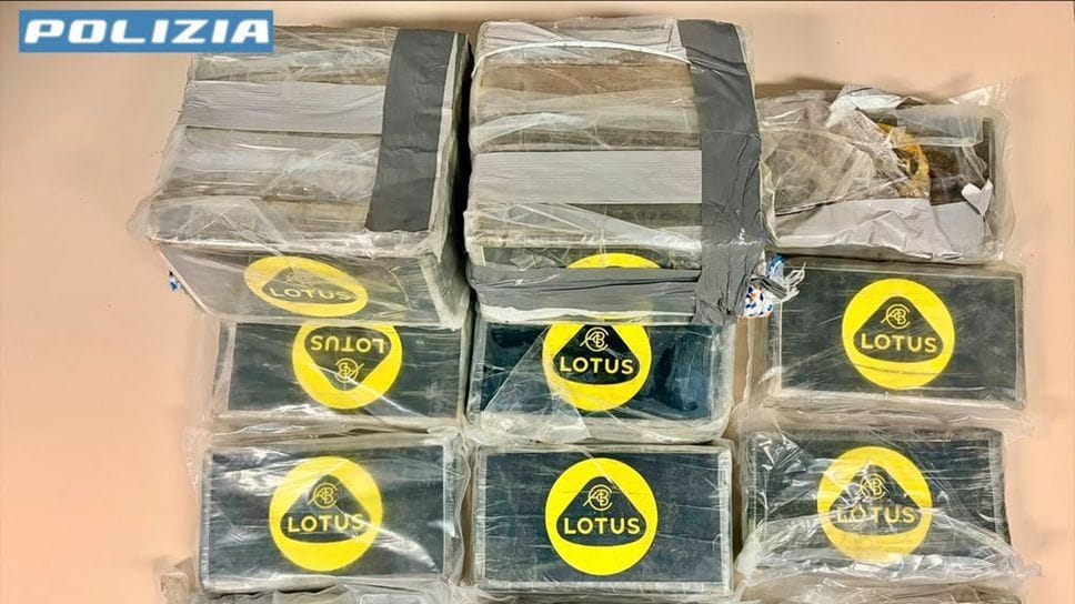 Cocaina stipata in un vano nascosto del furgone: 20 chili sequestrati, due arresti